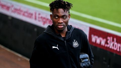 Christian Atsu antes de un juego de Premier League en 2020.