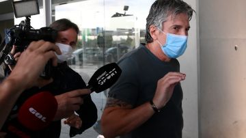 Jorge Messi fue increpado por los periodistas en el Aeropuerto Josep Tarradellas-El Prat.