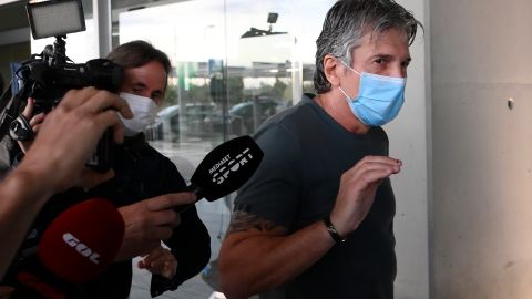 Jorge Messi fue increpado por los periodistas en el Aeropuerto Josep Tarradellas-El Prat.