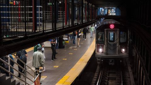 Un tren subterráneo llega a una estación cuando el metro regresa a Queens.