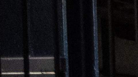 Según las autoridades, el atacante es un hombre que estaba vestido con ropa de color negro de pies a cabeza.