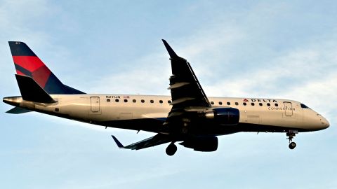 El capitán caminó por la aeronave antes de que la tripulación les comunicara a los pasajeros que realizarían un aterrizaje de emergencia.