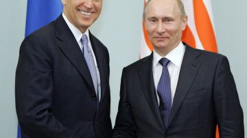 Biden y Putin sacuden manos en 2011 durante una reunión en Moscú.