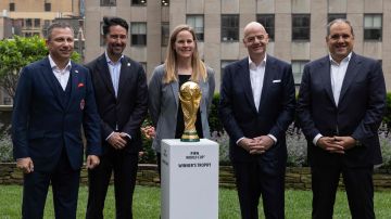 Nick Bontis (L) comparte con Yon De Luisa (L), Cindy Parlow Cone (C) Gianni Infantino (R) y Victor Montagliani (R) durante el evento de presentación del Mundial de Fútbol 2026.