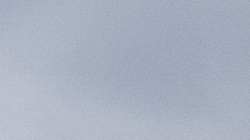 El cráter de un misil perfora un campo de fútbol cerca de un puesto de espectadores que también ha sido alcanzado por un misil, el 21 de octubre de 2022 en Bakhmut, Ucrania.