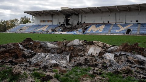 El cráter de un misil perfora un campo de fútbol cerca de un puesto de espectadores que también ha sido alcanzado por un misil, el 21 de octubre de 2022 en Bakhmut, Ucrania.