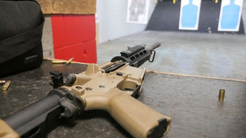 El menor de edad portaba un rifle AR-15.