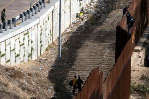 Asesinan a pedradas a dos migrantes y uno es herido por arma de fuego en muro fronterizo de Tijuana