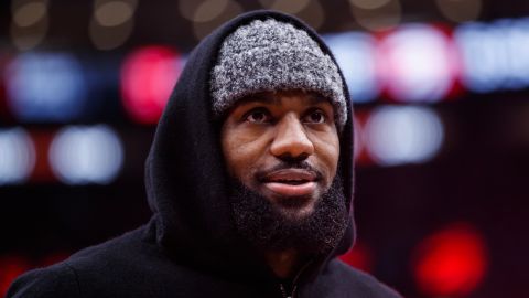 LeBron James sorprendió a una niña en el partido de los Lakers contra Warriors.