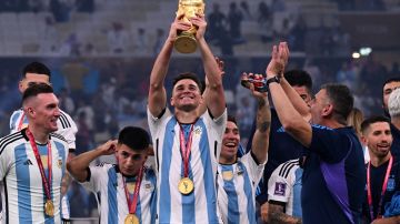 Julián Álvarez alza la Copa del Mundo en el Mundial Qatar 2022.