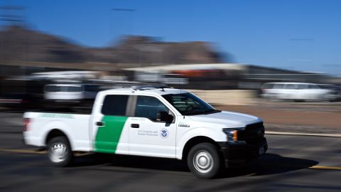 El inmigrante murió cuando era llevado a un hospital.