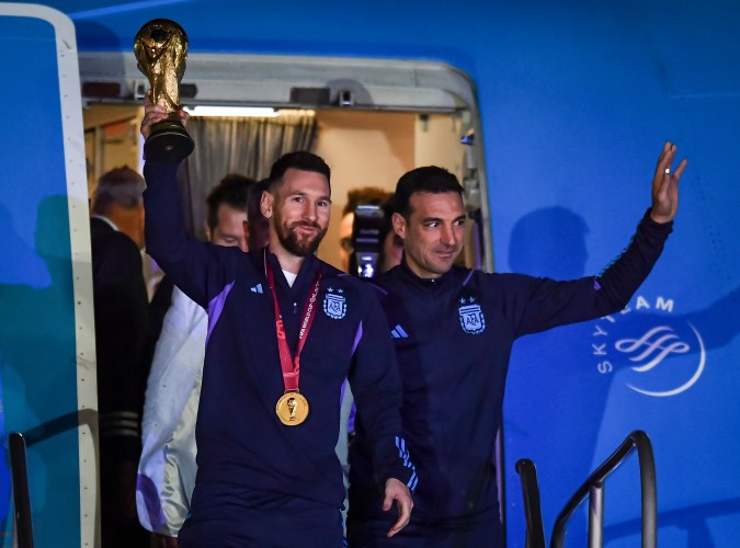 Lionel Messi sostiene la Copa del Mundo junto a Lionel Scaloni.