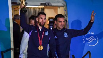 Lionel Messi sostiene la Copa del Mundo junto a Lionel Scaloni.