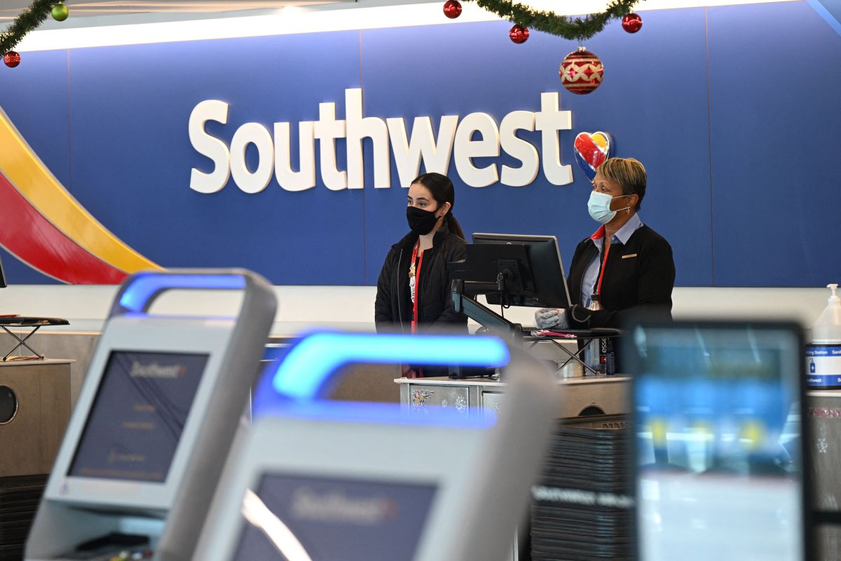 Empleados de Southwest   Airlines en el aeropuerto de Los Ángeles, en California.