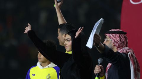Georgina se olvidó de sus lujosas prendas y salió a las calles de Arabia Saudita en ropa deportiva.