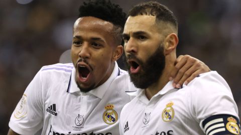 Militao (L) y Benzema (R) durante un partido por la Supercopa de España.