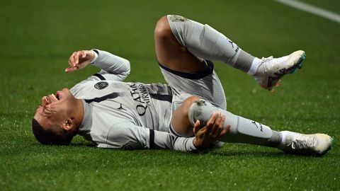 Kylian Mbappe salió lesionado al minuto 21' del partido contra el Montpellier.