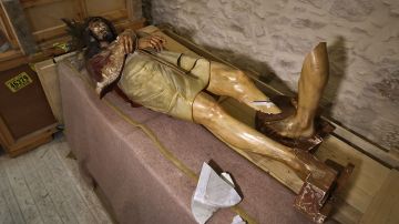 Estatua de madera de Jesús que fue derribada y dañada en la Iglesia de la Condena.