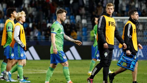 Jugadores de Seattle Sounders abandonan la cancha luego de la derrota ante Al-Ahly.