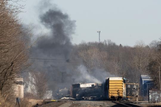 Accidente en Ohio: Sobrecalentamiento de una pieza podría ser la causa del descarrilamiento de tren con sustancias tóxicas