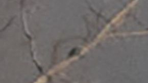 El humo sale de un tren de carga descarrilado en East Palestine, Ohio.