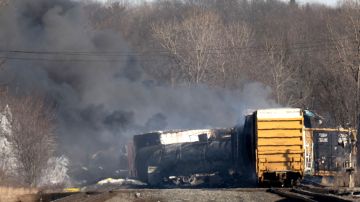 El humo sale de un tren de carga descarrilado en East Palestine, Ohio.