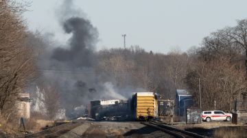 El humo sale de un tren de carga descarrilado en East Palestine, Ohio