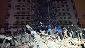 Rescatistas buscan víctimas tras el terremoto de magnitud 7.8 que sacudió Diyarbakir, en el sureste de Turquía.