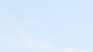 Se ven automóviles bajo los escombros de un edificio destruido en Kahramanmaras, en el sur de Turquía, un día después de que un terremoto de magnitud 7,8 azotara el sureste del país