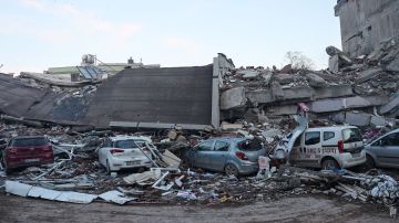 Se ven automóviles bajo los escombros de un edificio destruido en Kahramanmaras, en el sur de Turquía, un día después de que un terremoto de magnitud 7,8 azotara el sureste del país