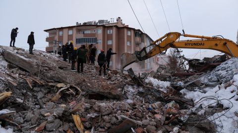 La población local y los voluntarios de rescate participan en una operación de búsqueda el 7 de febrero de 2023 en Elbistan, Turquía.