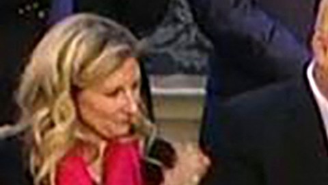 Kamala Harris quedó estupefacta cuando un entrevistador le preguntó por el beso entre Biden y su esposo.