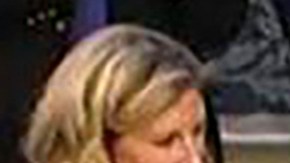 Kamala Harris quedó estupefacta cuando un entrevistador le preguntó por el beso entre Biden y su esposo.