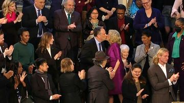 Kamala Harris quedó estupefacta cuando un entrevistador le preguntó por el beso entre Biden y su esposo.