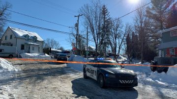 La policía estableció un perímetro alrededor del edificio que alberga la guardería en Laval, Quebec.