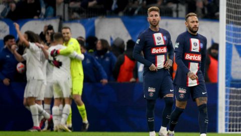 Sergio Ramos y Neymar Jr. abandonan la cancha durante la celebración del Olympique Marsella.