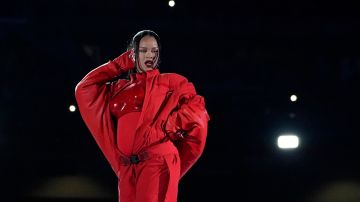 Rihanna reveló su embarazo durante el medio tiempo del Super Bowl.