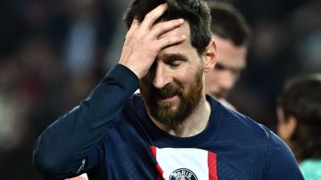 Lionel Messi se muestra frustrado por la derrota del PSG ante Bayern Munich.