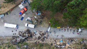 Vista aérea de las secuelas después de que un autobús que transportaba migrantes se estrellara en Gualaca, Panamá