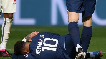 Neymar Jr. se lesionó en el partido contra el Lille.