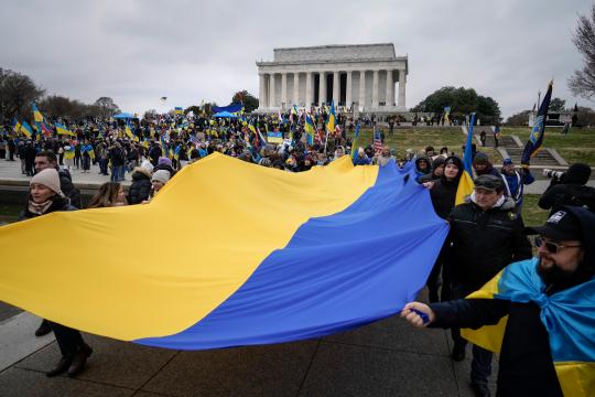 Cientos de personas se manifestaron en Washington D.C. en apoyo a Ucrania y contra Vladimir Putin