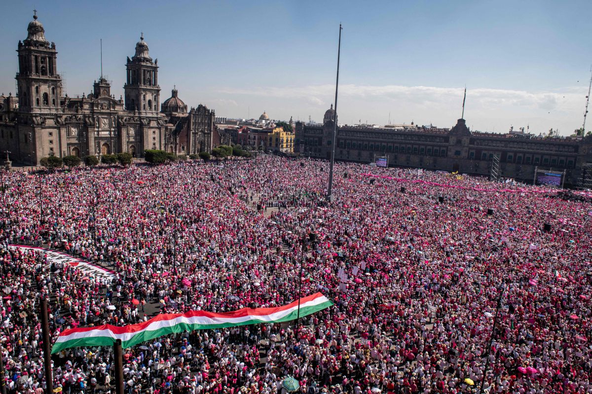 Una multitud vestida con los colores institucionales del INE llenó gran parte del centro histórico de Ciudad de México.
