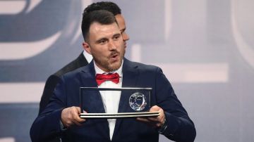 Marcin Oleksy recibe el premio Puskas en la gala de los The Best.