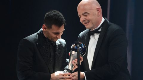 Lionel Messi (L) recibe el premio The Best al Mejor Jugador del 2022 por parte de Gianni Infantino (R).