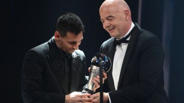 Lionel Messi (L) recibe el premio The Best al Mejor Jugador del 2022 por parte de Gianni Infantino (R).