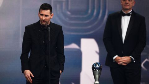 Messi, Mejor Jugador de la FIFA da un sentido discurso tras recibir el premio.