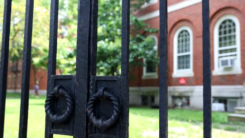 El hombre golpeó a un estudiante universitario en un ataque no provocado.