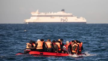Un grupo de inmigrantes apiñados en un pequeño bote inflable intentan cruzar por el Canal de la Mancha / Foto referencial.