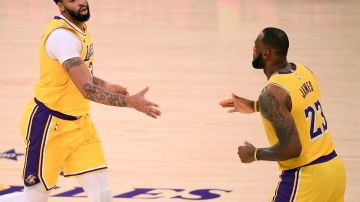 Anthony Davis (L) y LeBron James (R) siguen impulsando a Lakers hacia la clasificación.