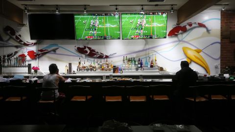 Miles de fanáticos se reúnen a ver el Super Bowl en bares y hogares de Estados Unidos y el mundo.